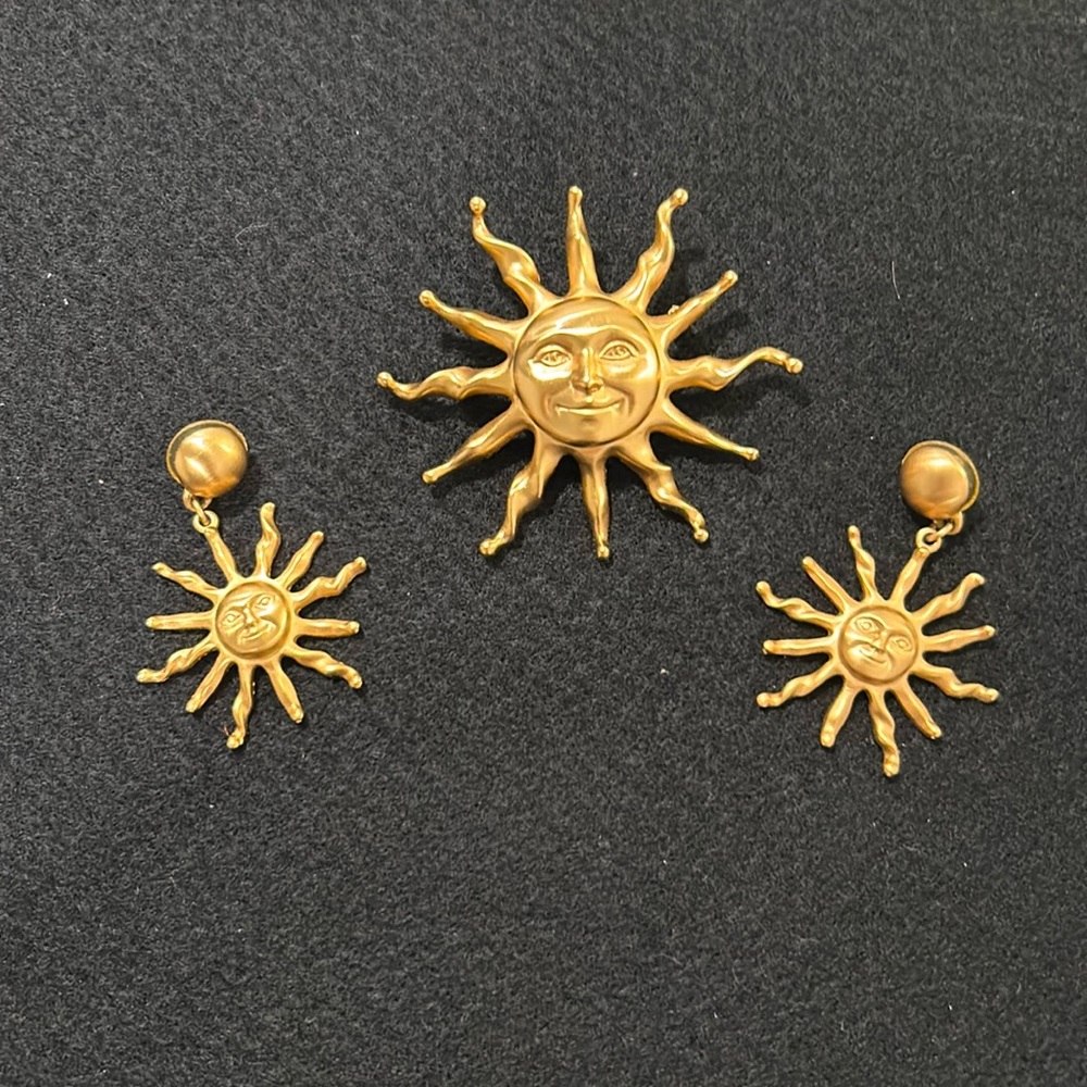 Brooch and pierced earring set in brushed gold tone.